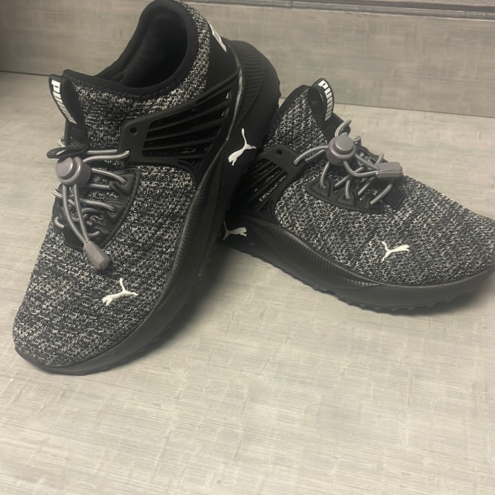 Boys Puma tennis shoes